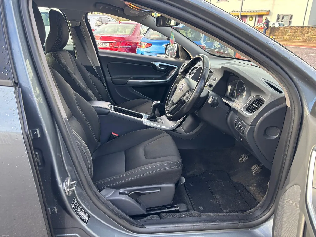 Volvo V60 2016  2.0  DIESEL  ESTATE - Image 4