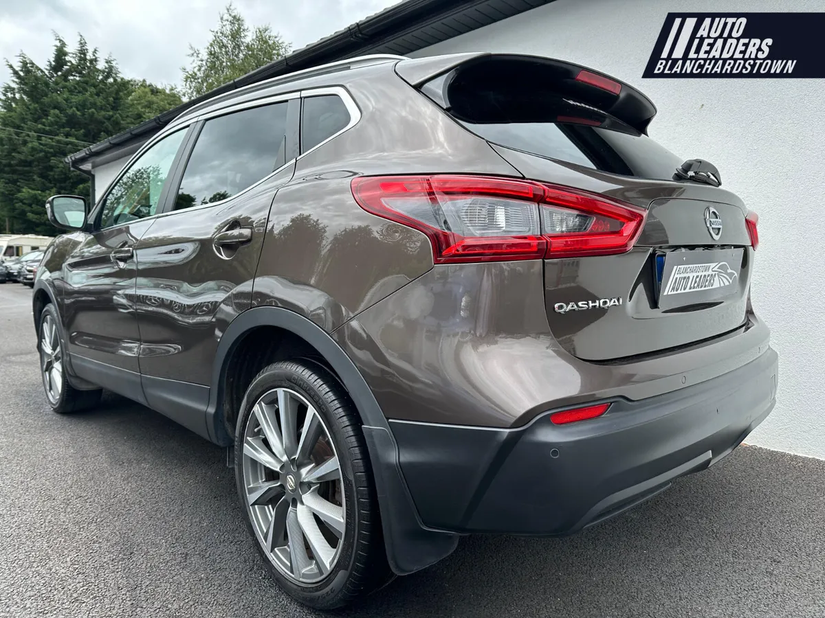 NISSAN QASHQAI 1.2 SV 115BHP NAV LEATHER SKY VIEW - Image 4