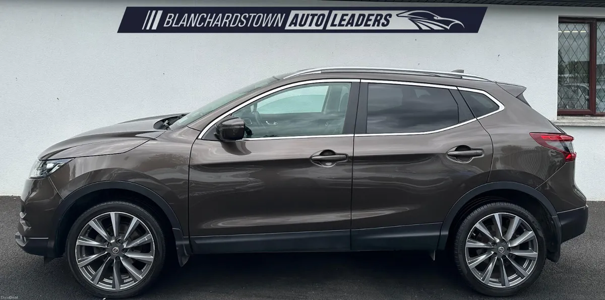 NISSAN QASHQAI 1.2 SV 115BHP NAV LEATHER SKY VIEW - Image 2