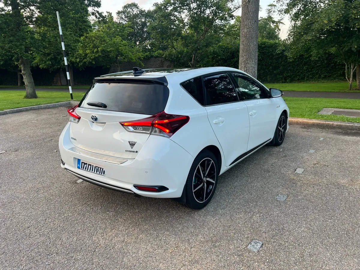 Toyota Auris Special Edition GB25 VVT-i Hybrid - Image 3