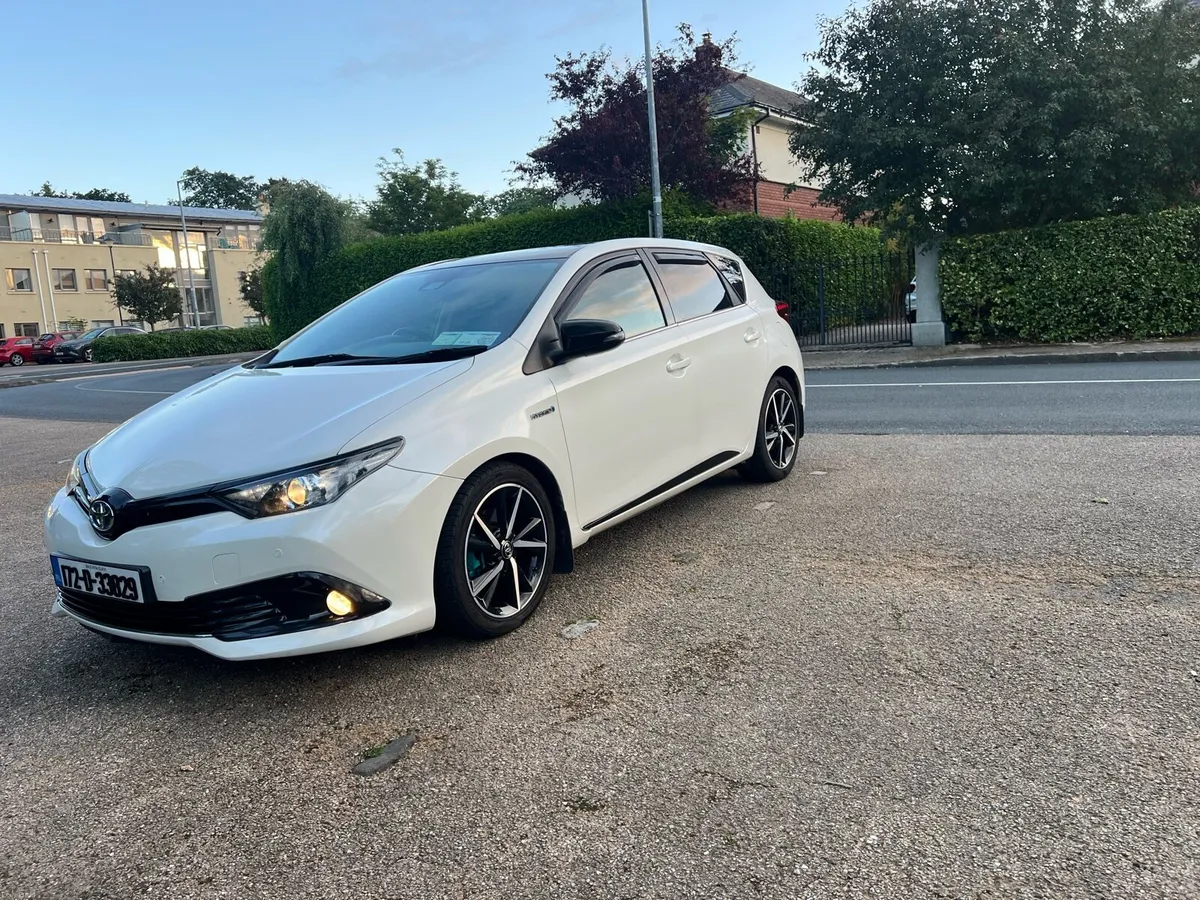 Toyota Auris Special Edition GB25 VVT-i Hybrid - Image 1