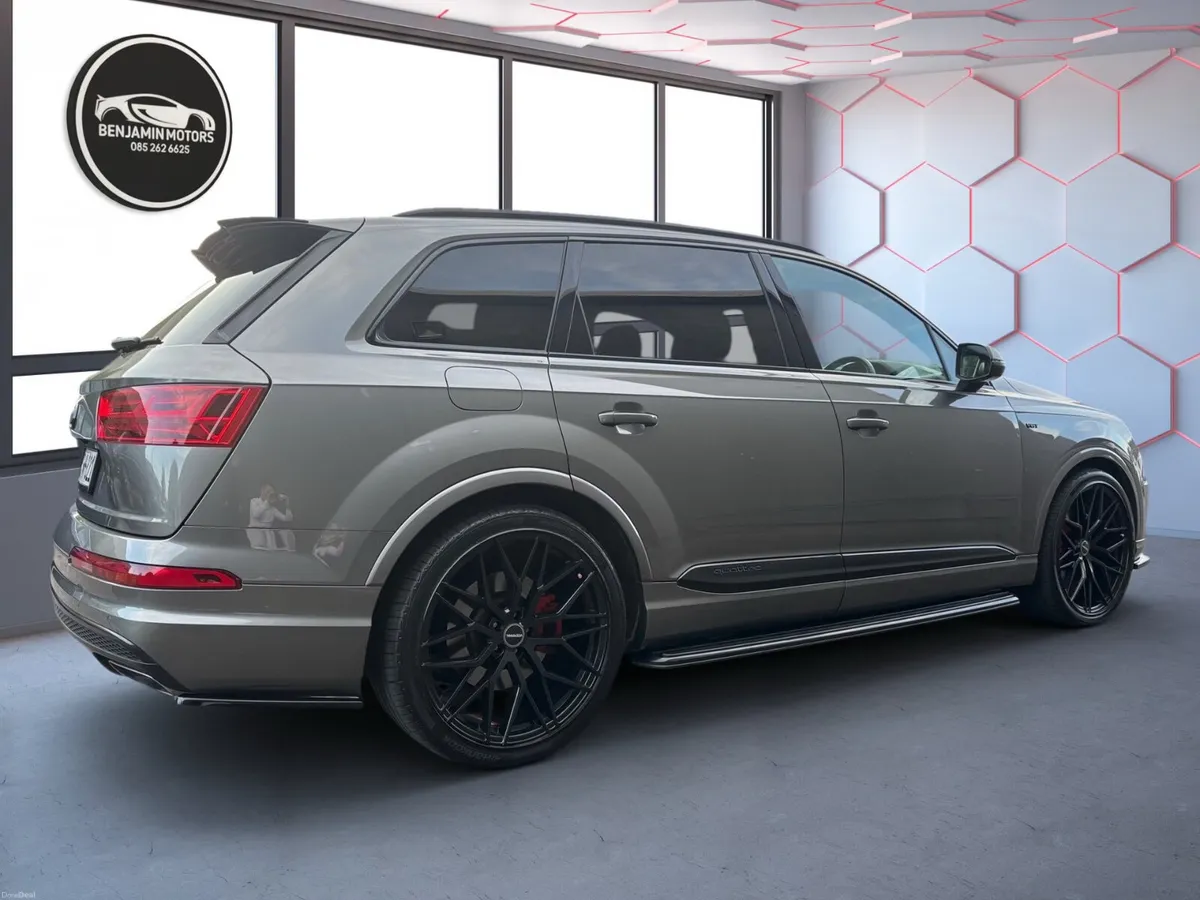 Audi Q7 S Line Black Edition 7 seats Top Specs - Image 4