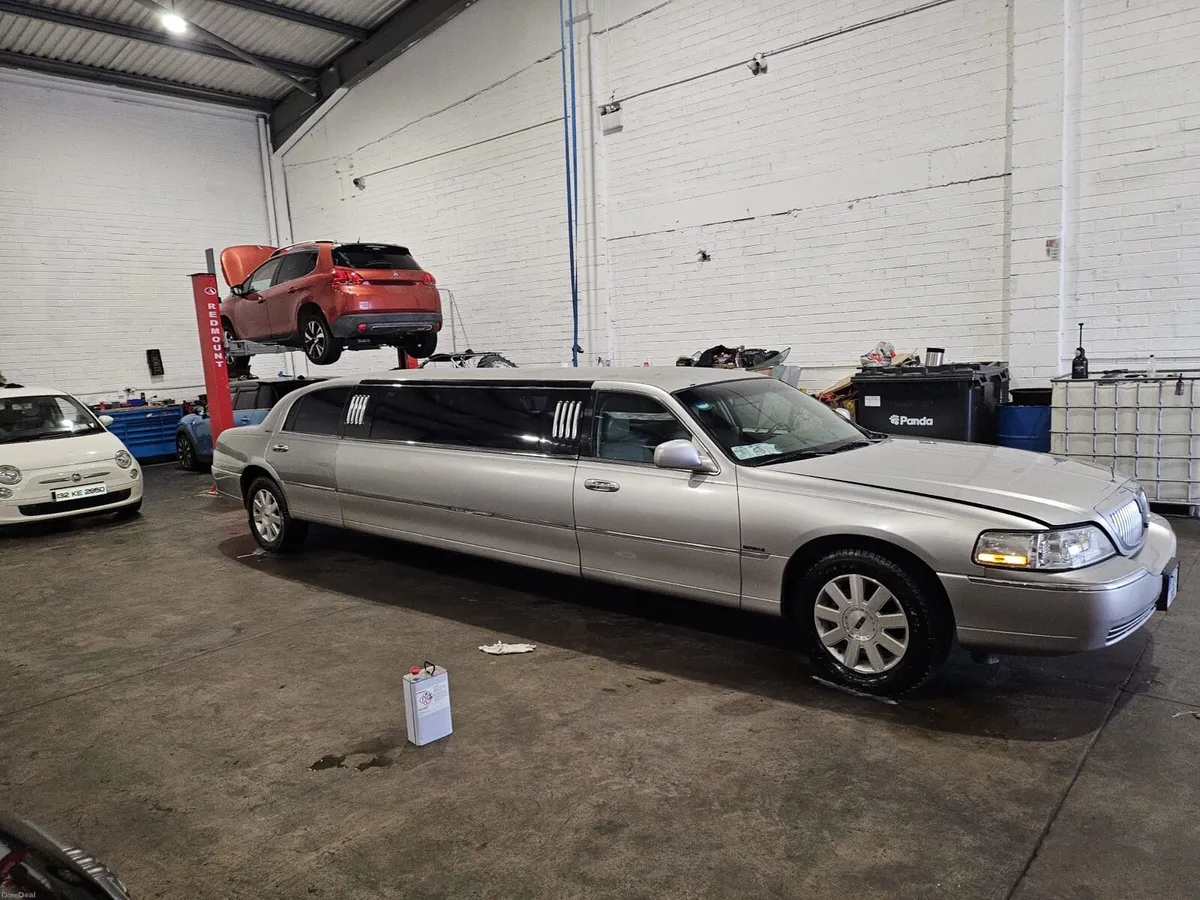 Lincoln Towncar limousine Royale - Image 3