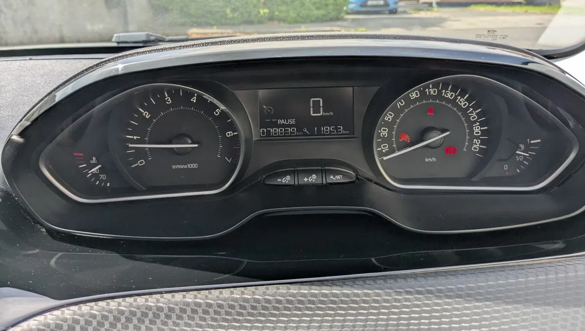 2017 Peugeot 2008 - Image 4