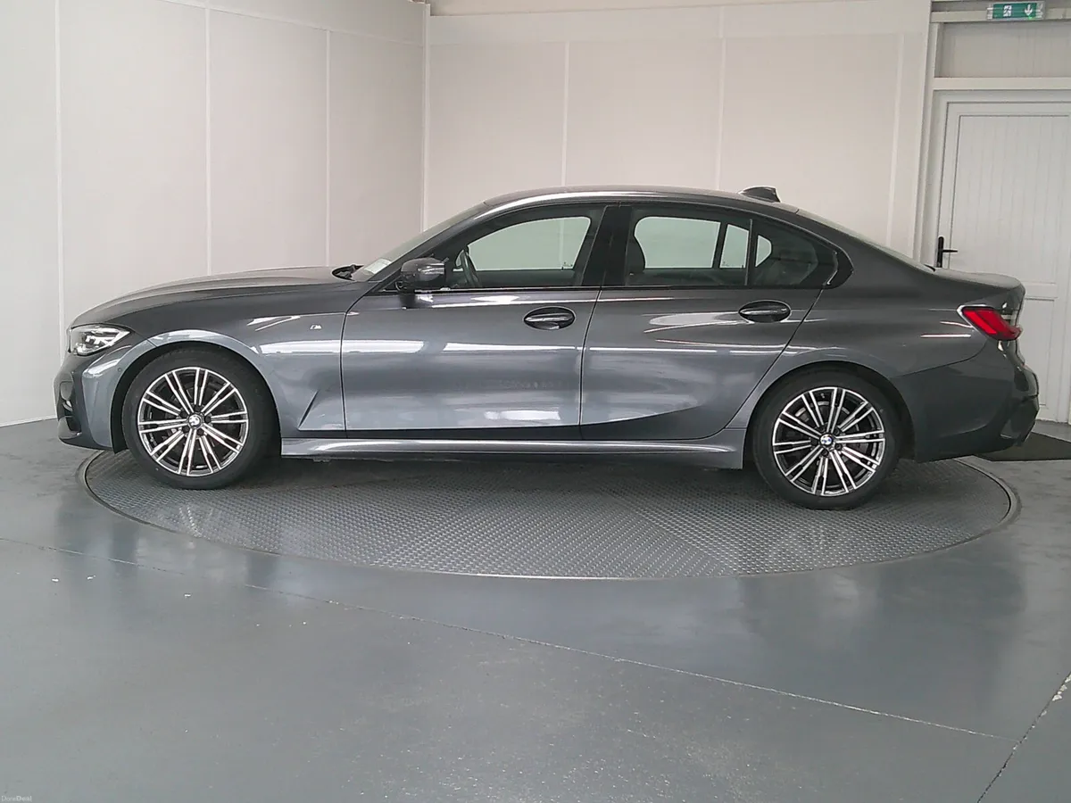 BMW 3-Series 2022 - Image 4
