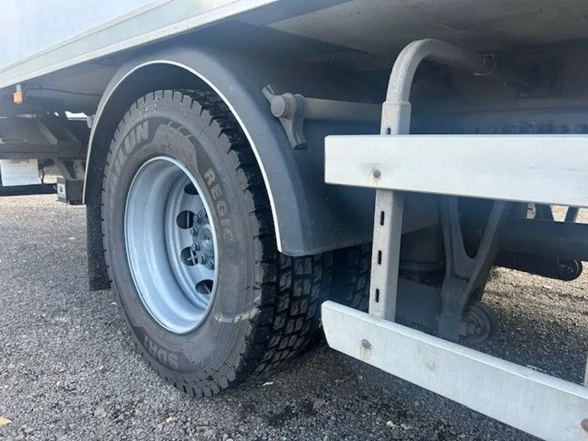 2014 Mercedes 1830 High roof sleeper Fridge box - Image 4