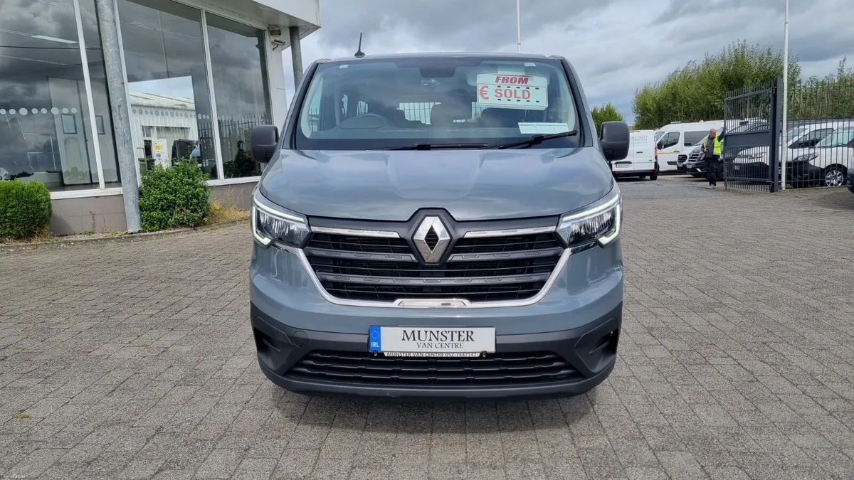 231 RENAULT TRAFIC LWB 9 SEATER 16K MILES - Image 3