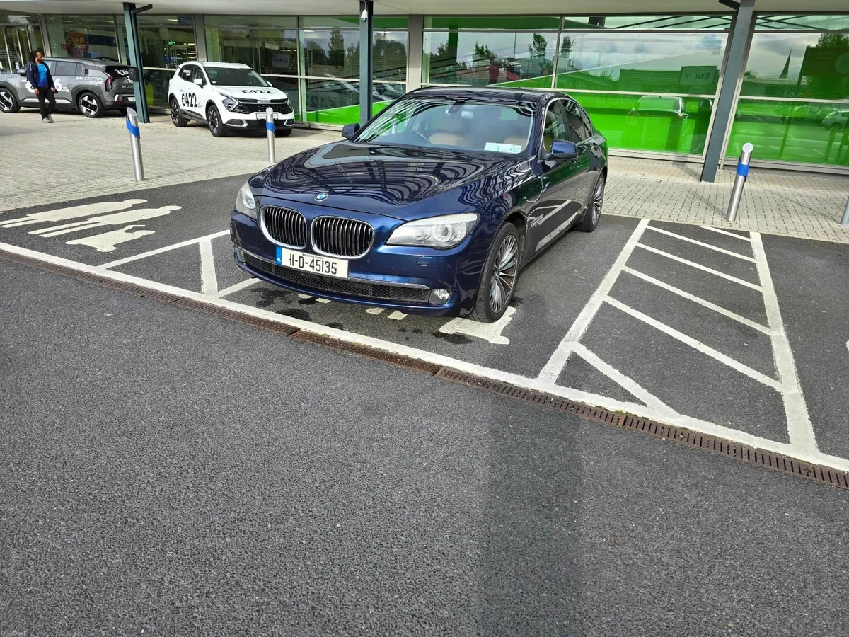 BMW 7-Series 2011 - Image 4