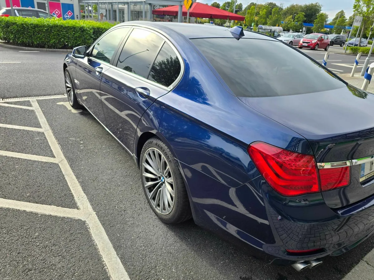 BMW 7-Series 2011 - Image 2