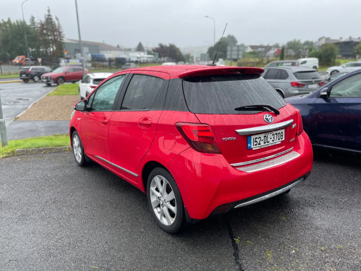 2015 Toyota Yaris Hybrid - Image 4