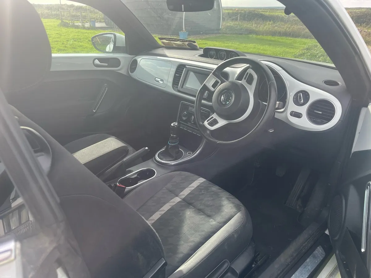 2017 Volkswagen Beetle - Image 4