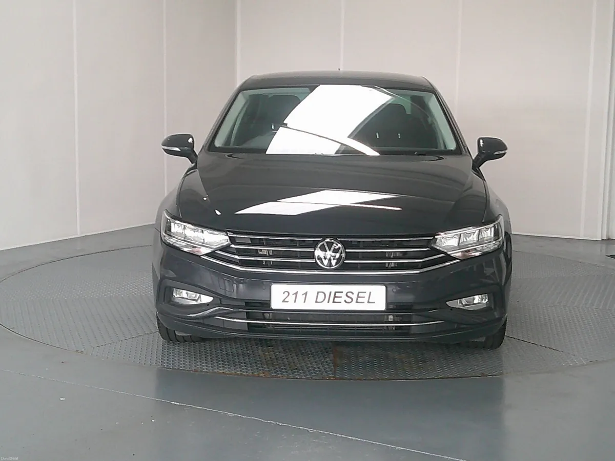 Volkswagen Passat 2021 - Image 2