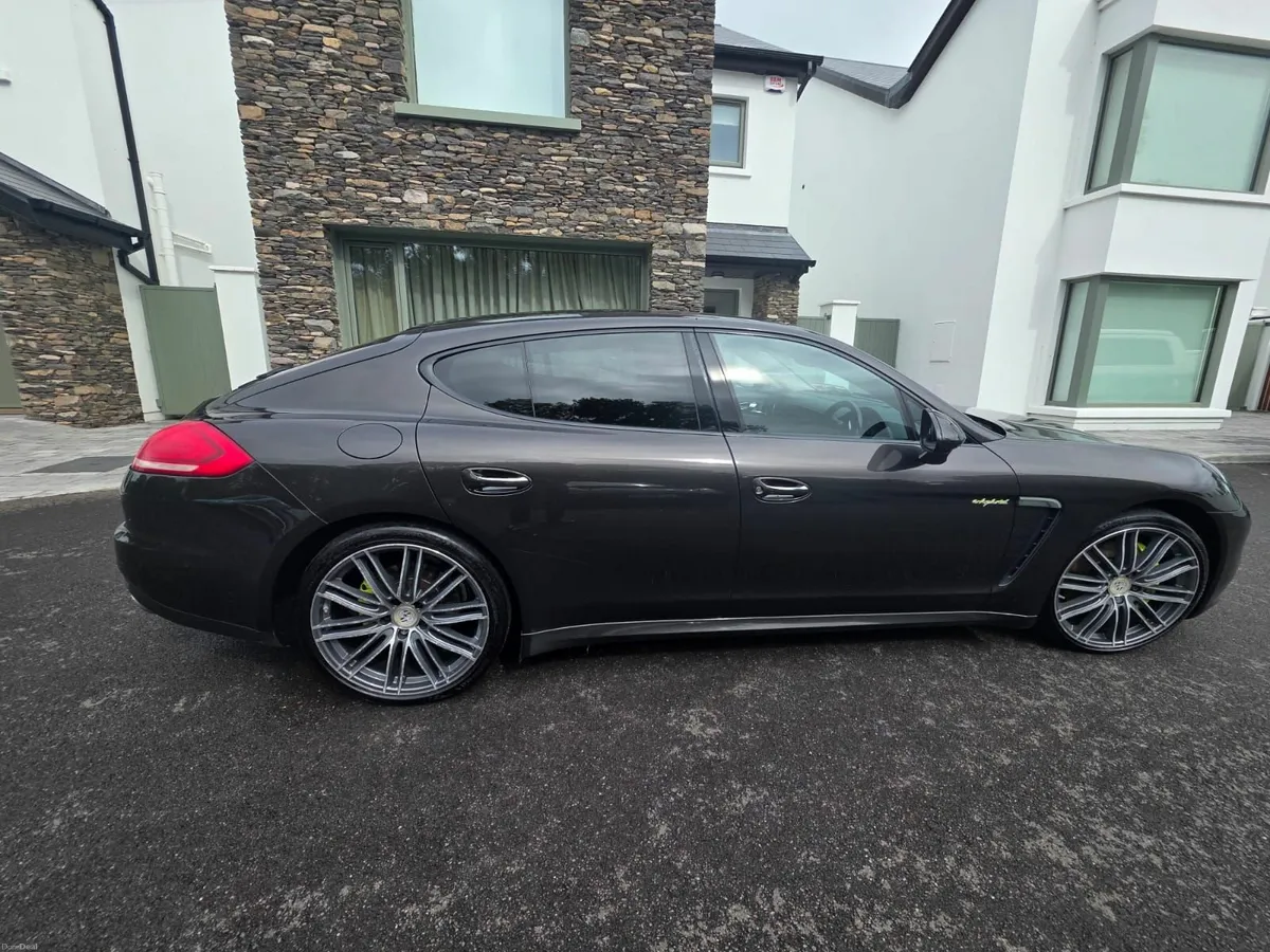 Porsche Panamera PlugIn Hybrid 2015 - Image 4