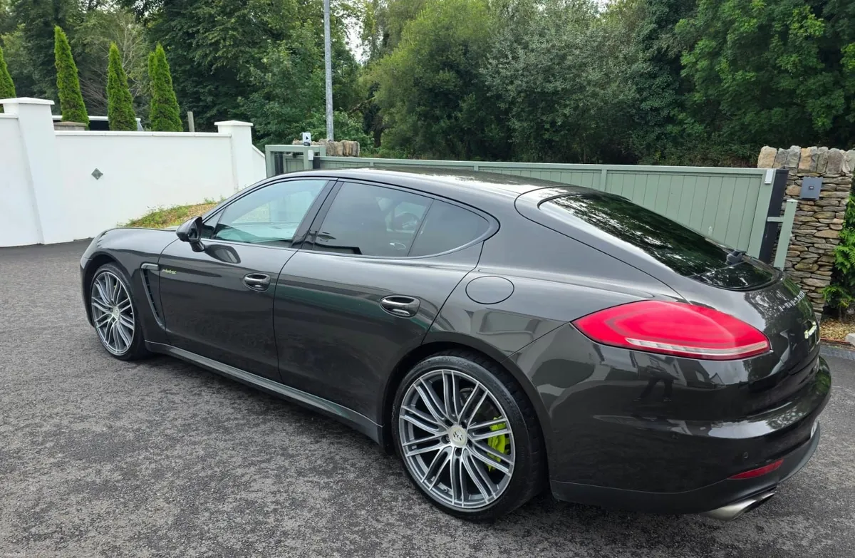 Porsche Panamera PlugIn Hybrid 2015 - Image 1