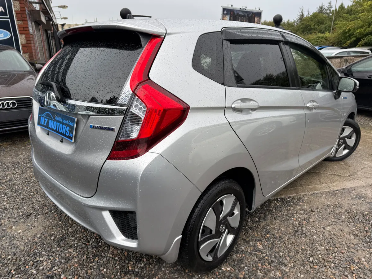 2015 Honda Fit  1.5 HYBRID AUTO - Image 4