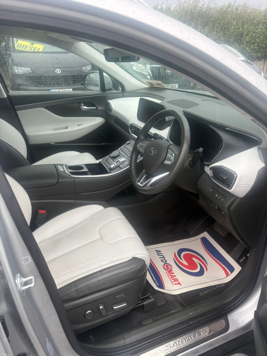 Hyundai Santa Fe 2022 7 seater - Image 4