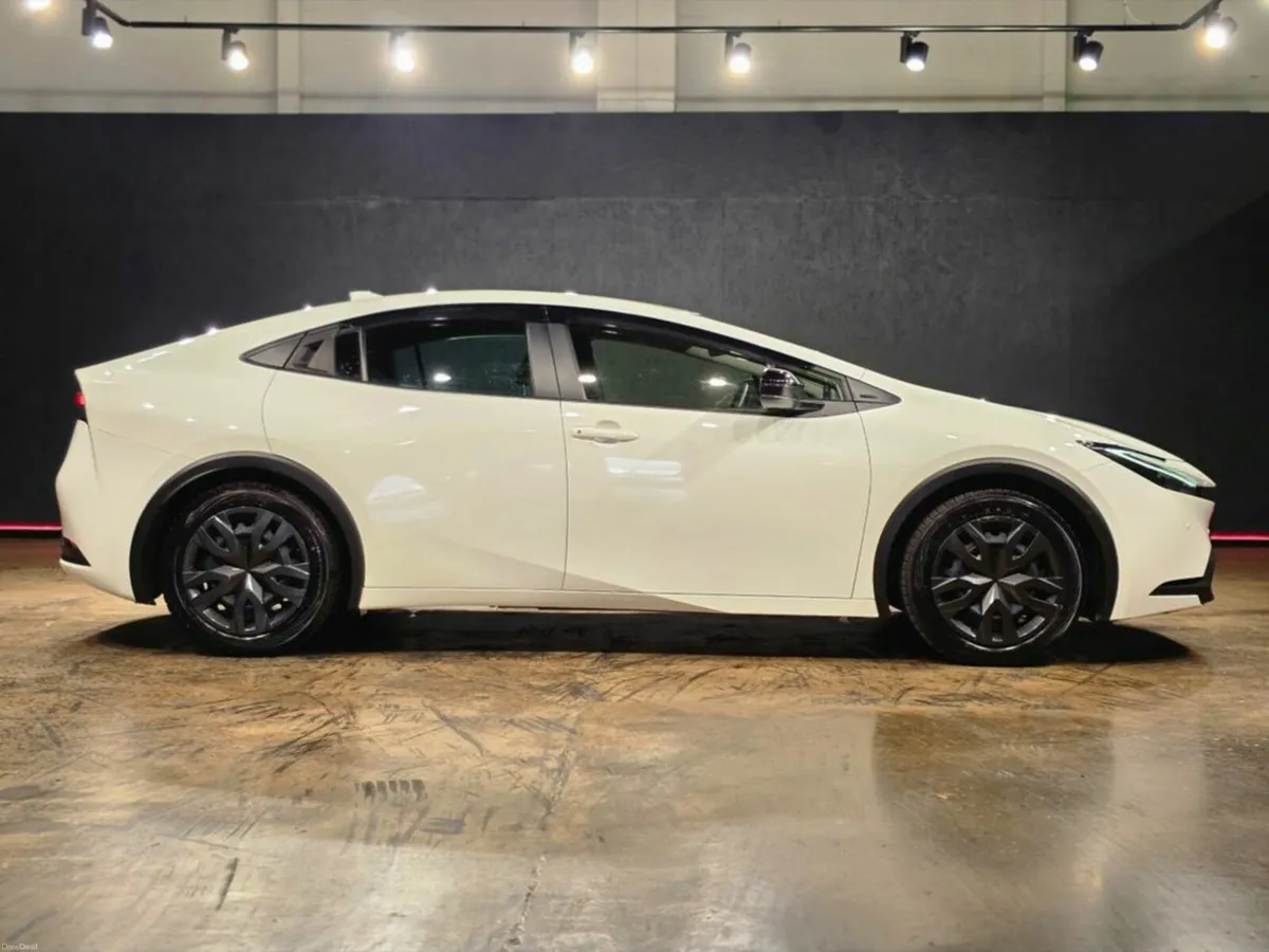 Toyota Prius HYBRID 1.8 AUTOMATIC - APPLE CAR PLAY - Image 3