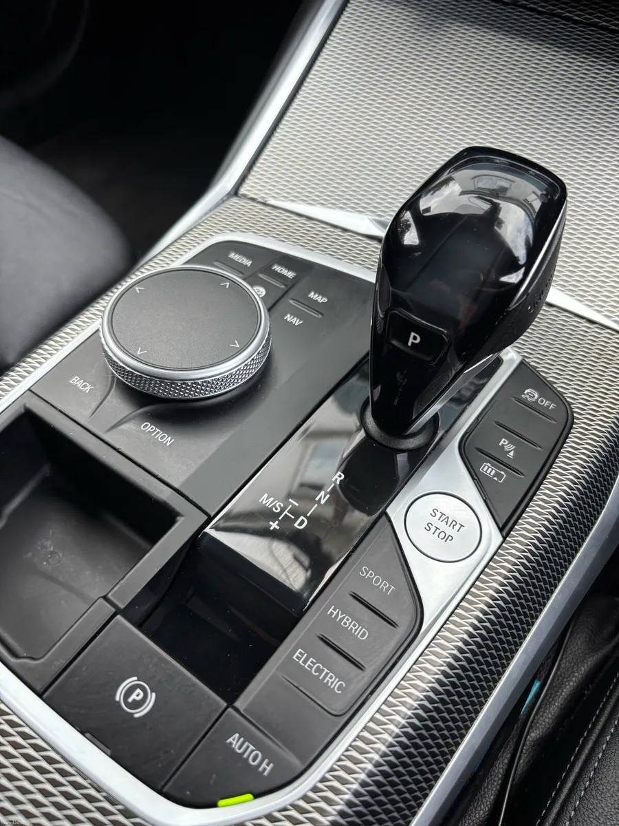 BMW 330e touring msport - Image 4