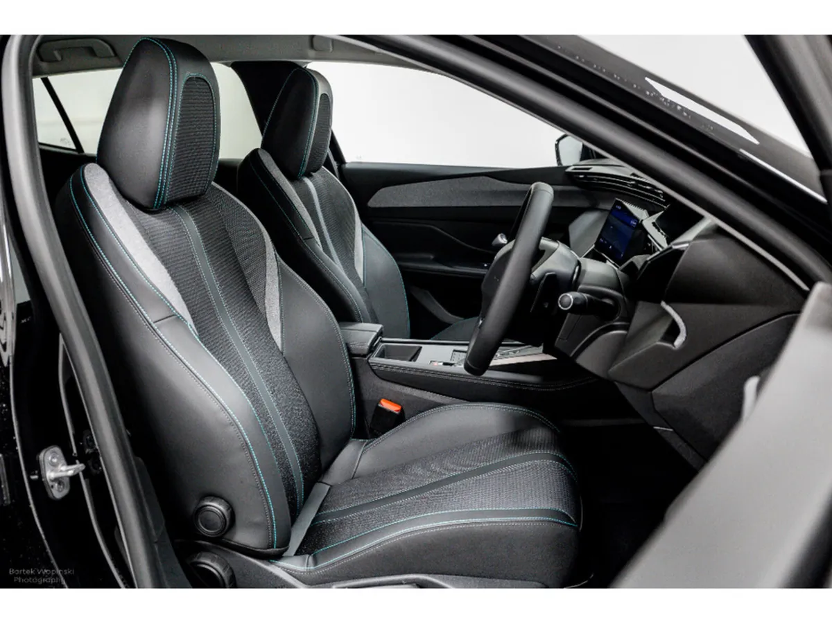 Peugeot 408 *All new Fully Electric 408* E-Allure - Image 3