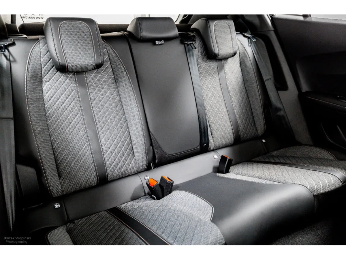 Peugeot 2008 Allure Hybrid Auto 145HP - Image 4