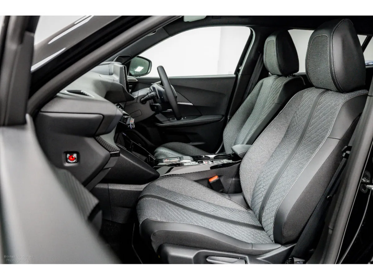 Peugeot 2008 *DEMO* Allure Hybrid Auto 145HP - Image 6