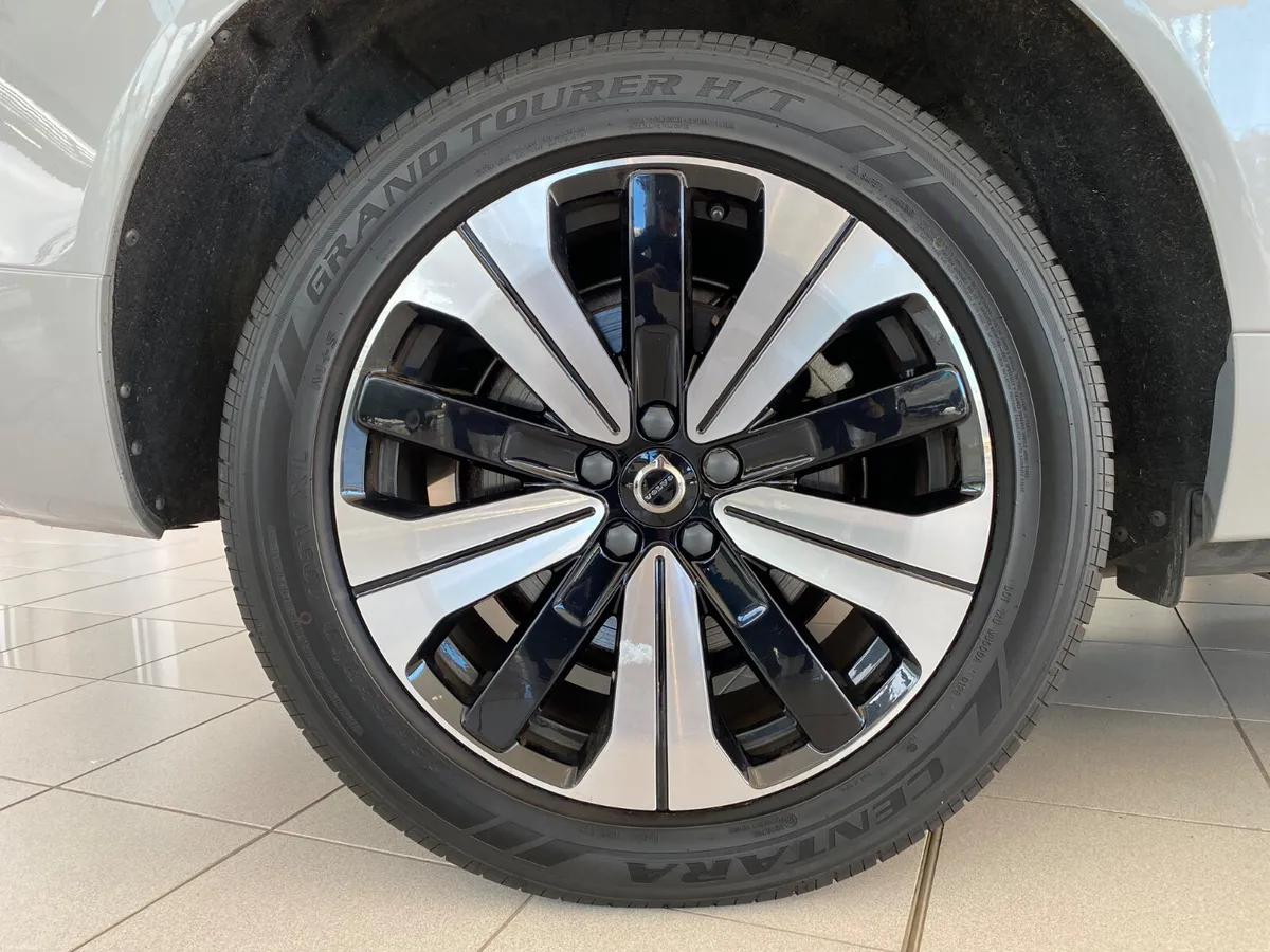 Volvo XC60 2023 T6 PHEV Plus Dark AWD - Image 6