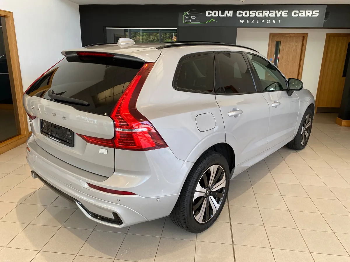 Volvo XC60 2023 T6 PHEV Plus Dark AWD - Image 5