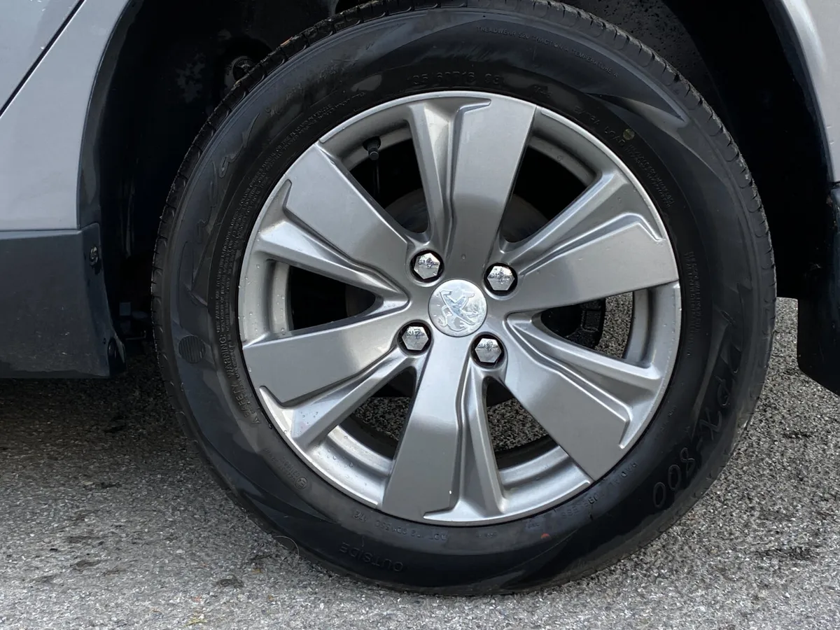 Peugeot 2008 1.2 VTI 82 bhp Active - Image 4