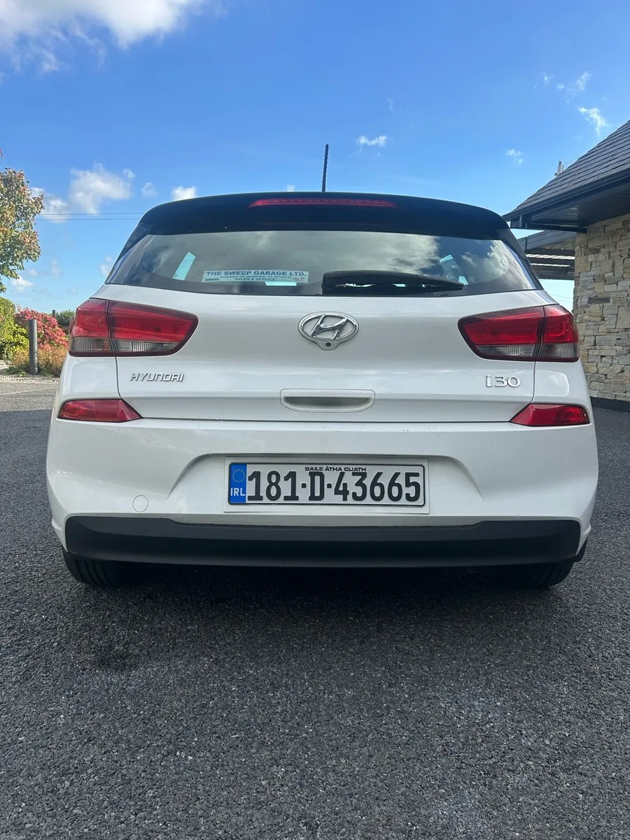 White Hyundai i30 - Image 2
