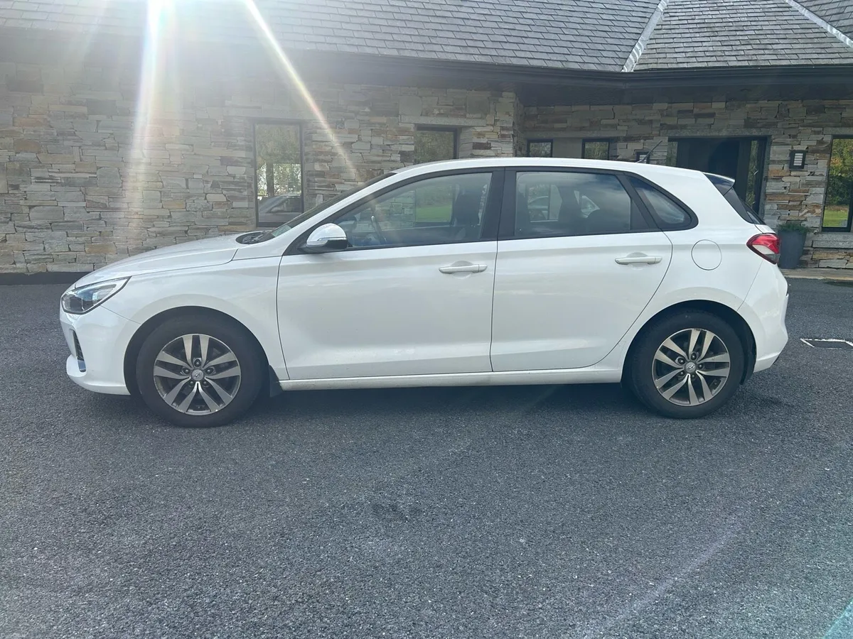 White Hyundai i30 - Image 4