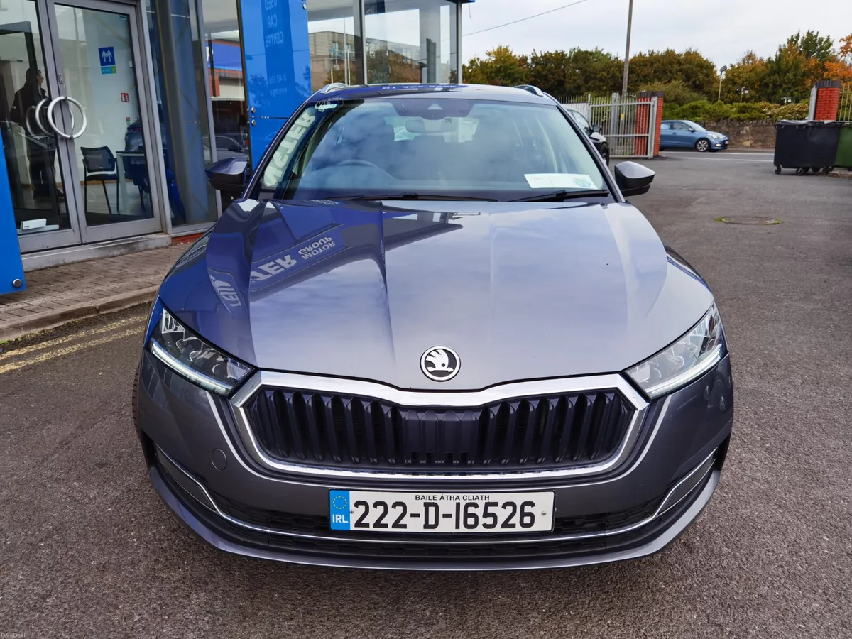 SKODA OCTAVIA 2.0TDI STYLE AUTOMATIC ESTATE - Image 2