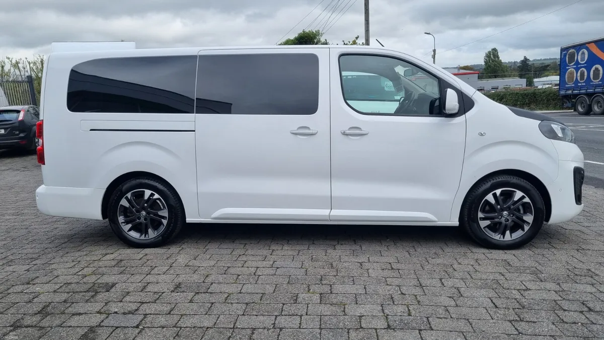212 VIVARO LWB LIFE ELECTRIC 8 SEAT LUXURY MPV - Image 3