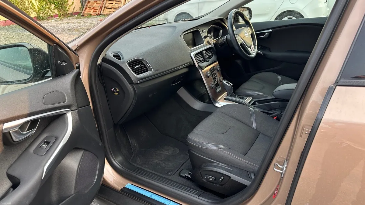 Volvo V40 Cross Country | Auto | 72k km - Image 2
