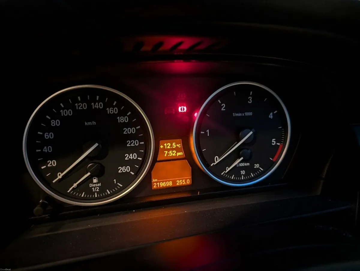 BMW 5-Series 2010 - Image 6