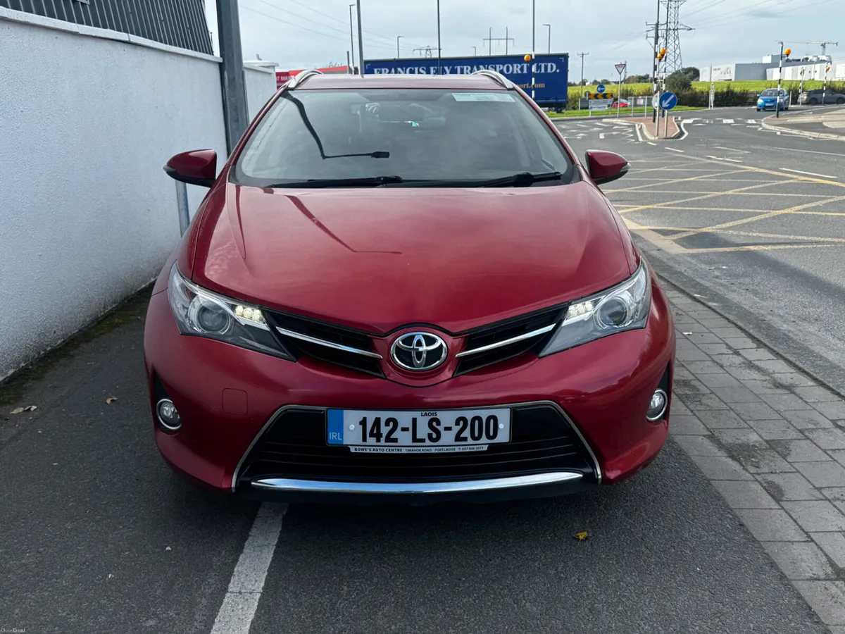Toyota Auris 2014 - Image 2