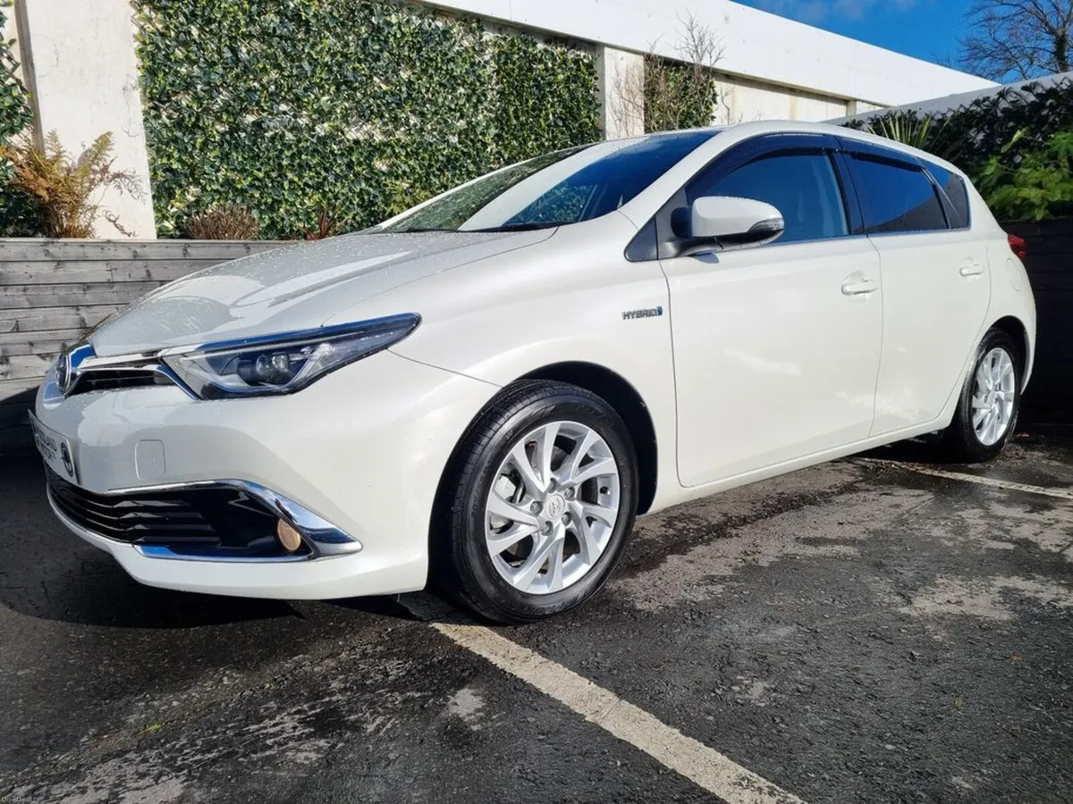 Toyota Auris 1.8 HYBRID DESIGN / LOW MILEAGE / TAX - Image 1