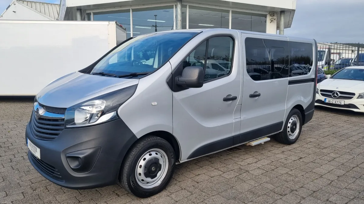 2015 VIVARO MPV 8 SEATS ,WHEELCHAIR RAMP 30K MILES - Image 1