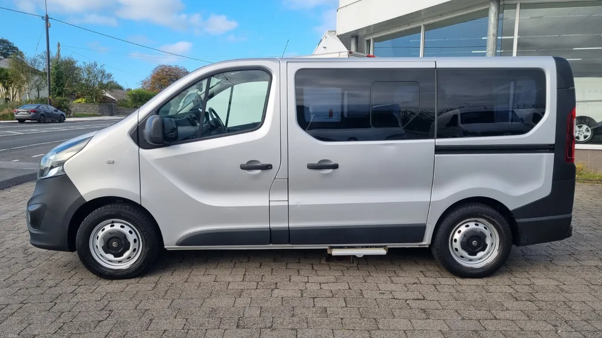 2015 VIVARO MPV 8 SEATS ,WHEELCHAIR RAMP 30K MILES - Image 4
