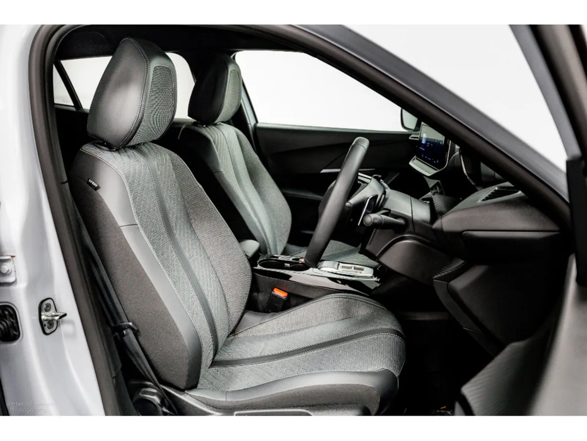 Peugeot 2008 Allure Hybrid Auto 145HP - Image 3