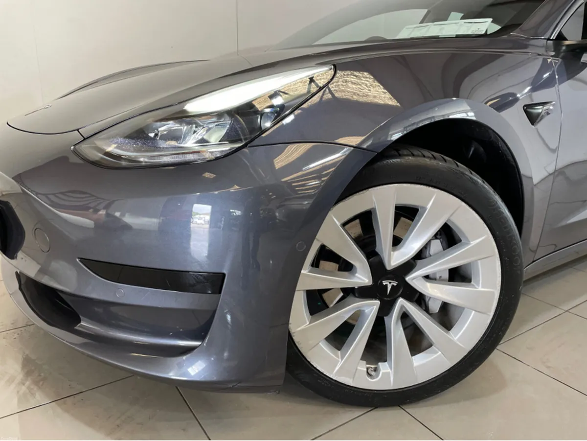 Tesla Model 3 STANDARD RANGE PLUS LOW MILEAGE 19" - Image 4