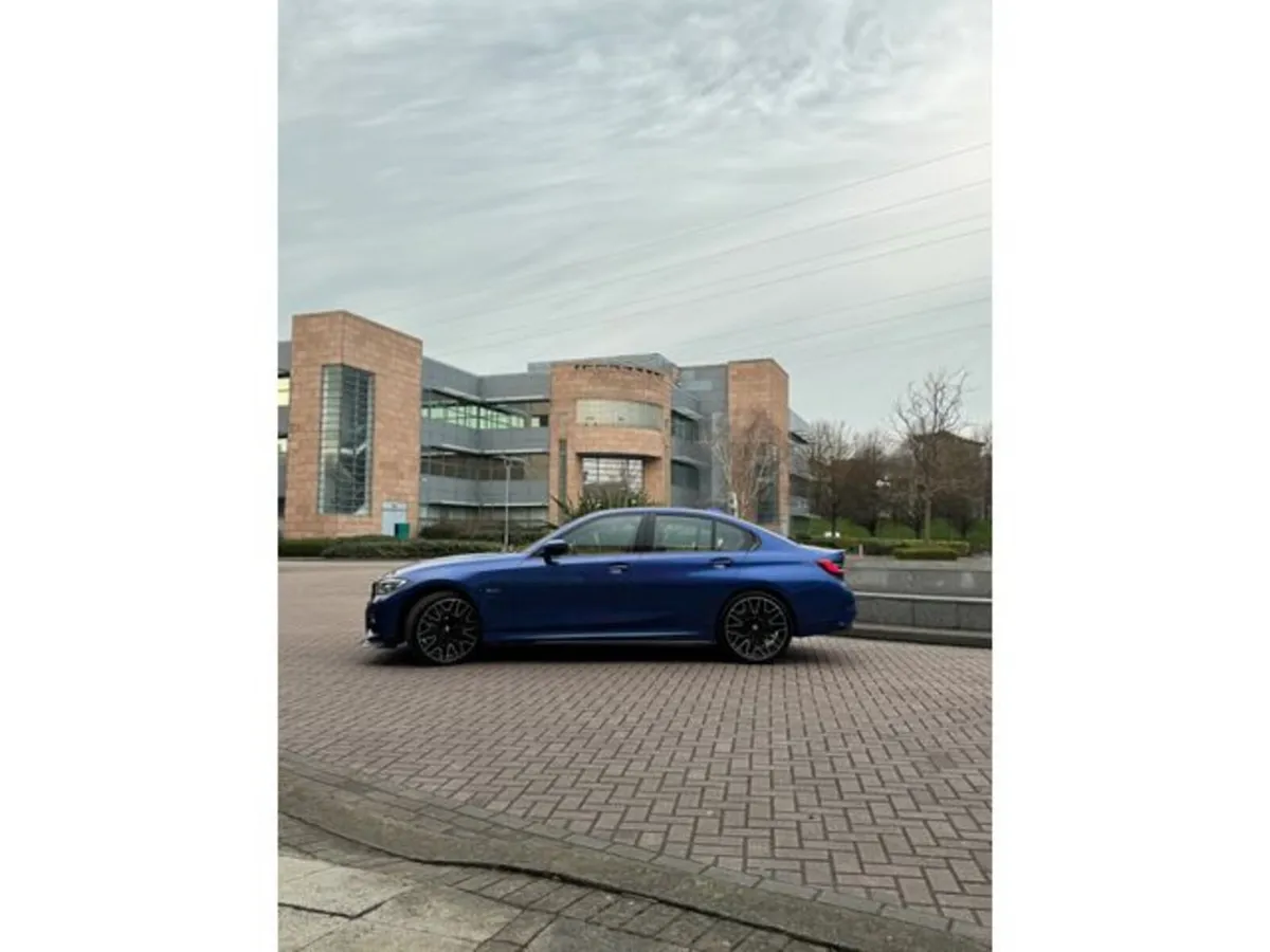 BMW 3-Series 2022 - Image 2