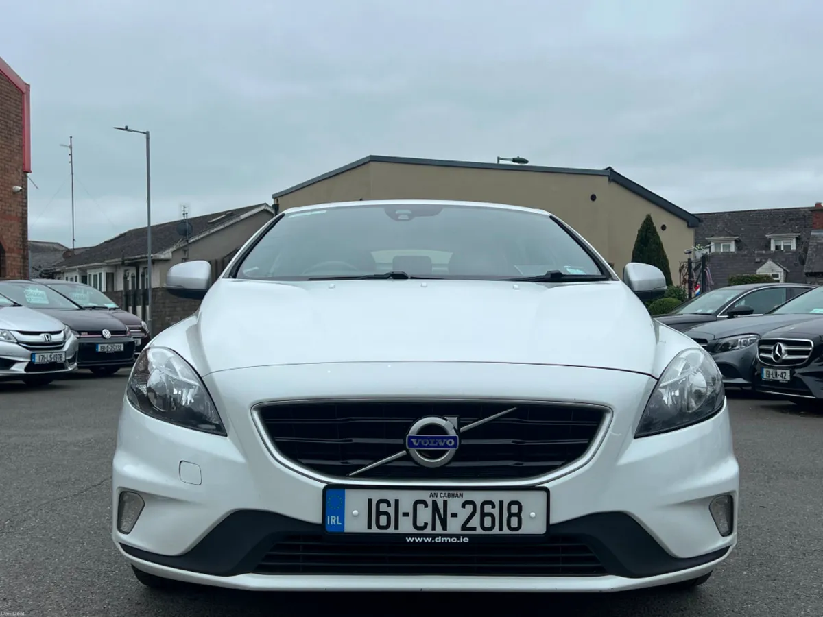 Volvo V40 2.0 D2 R-DESIGN 5DR *HIGH SPEC* - Image 2