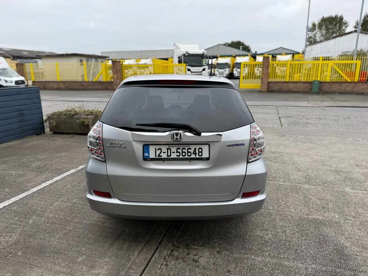 2012 Honda Fit Shuttle Hybrid NCT Fresh - Image 4