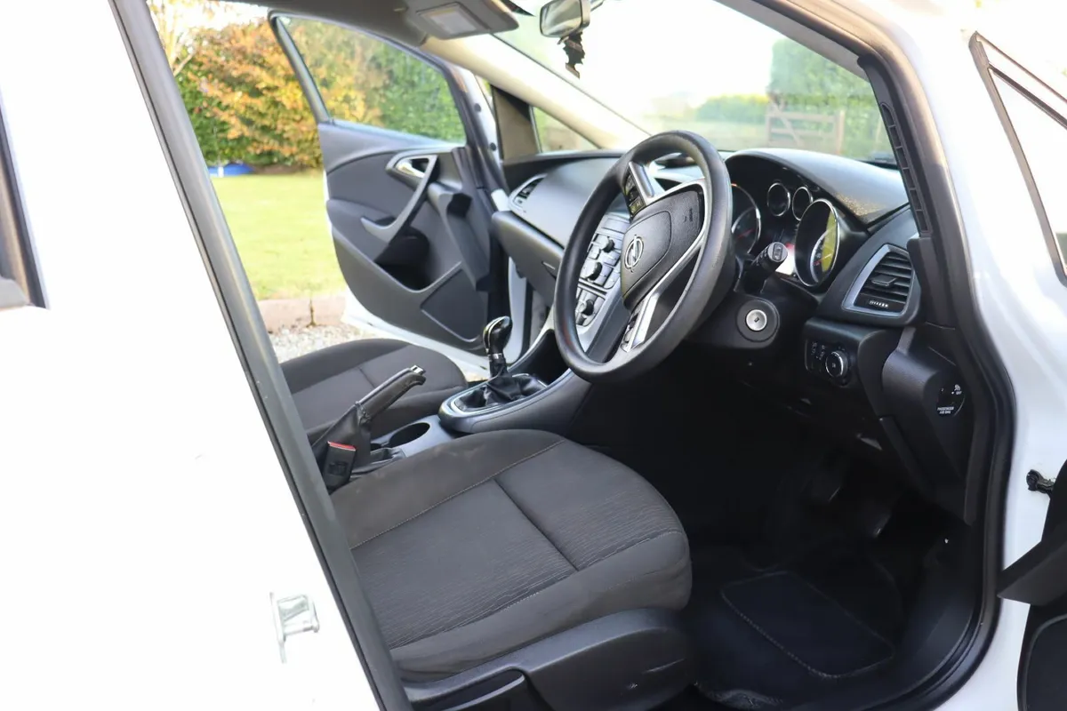 Vauxhall Astra Van 2015 (Commercial) - Image 3