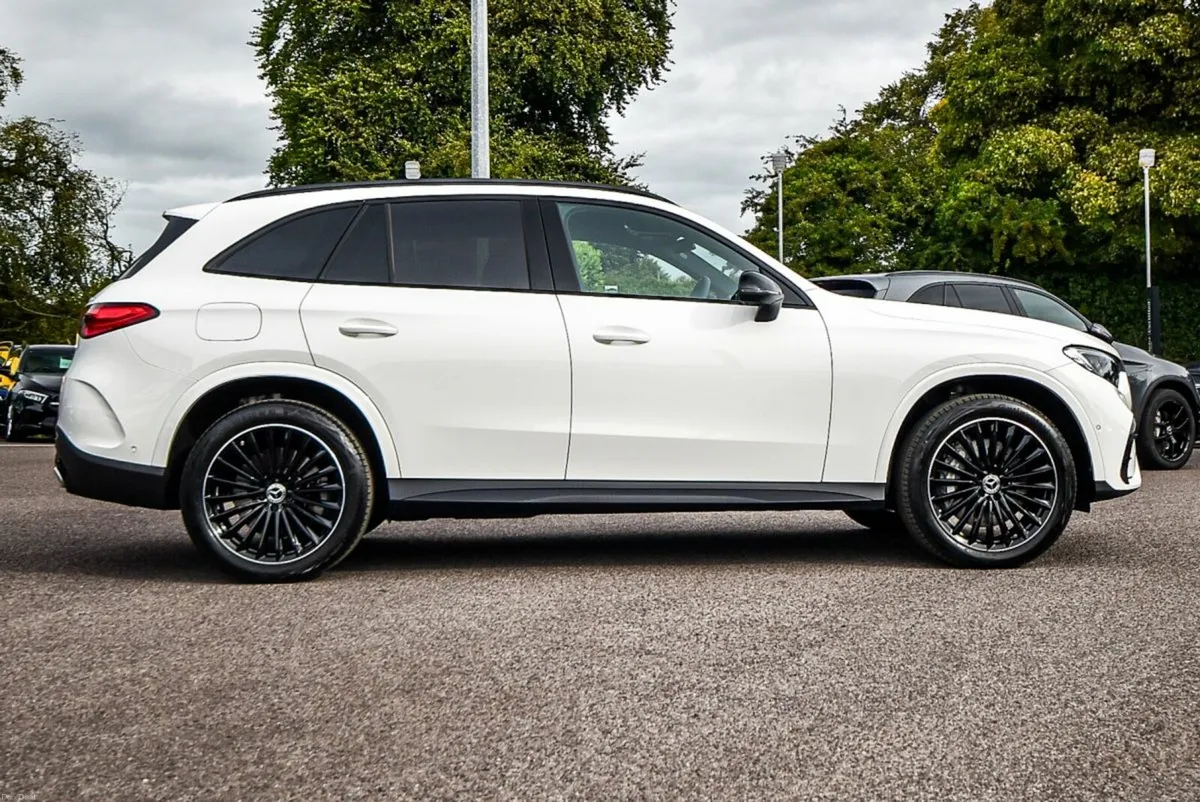 Mercedes-Benz GLC 300e AMG Urban 4Matic Night Pack - Image 4