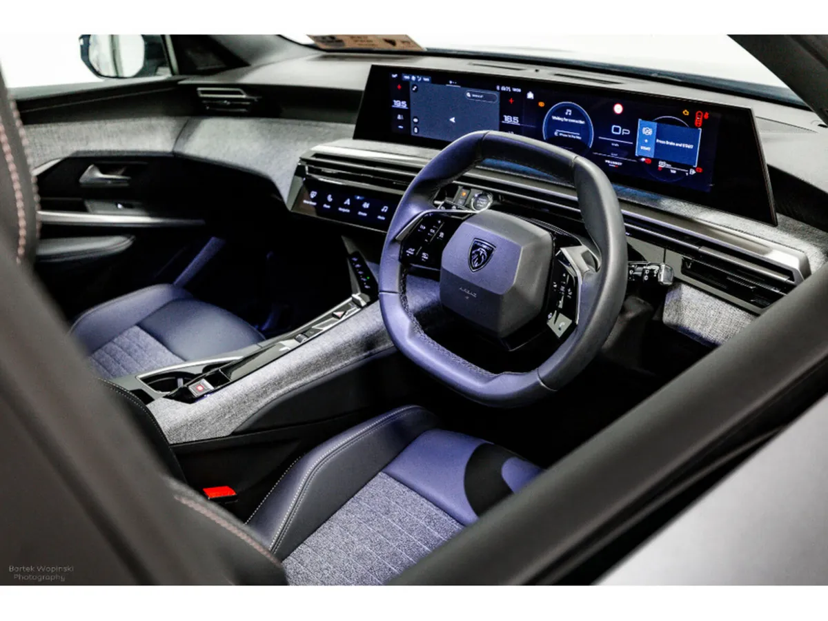 Peugeot 5008 Allure HYBRID Auto 145HP - 7 Seats - Image 2