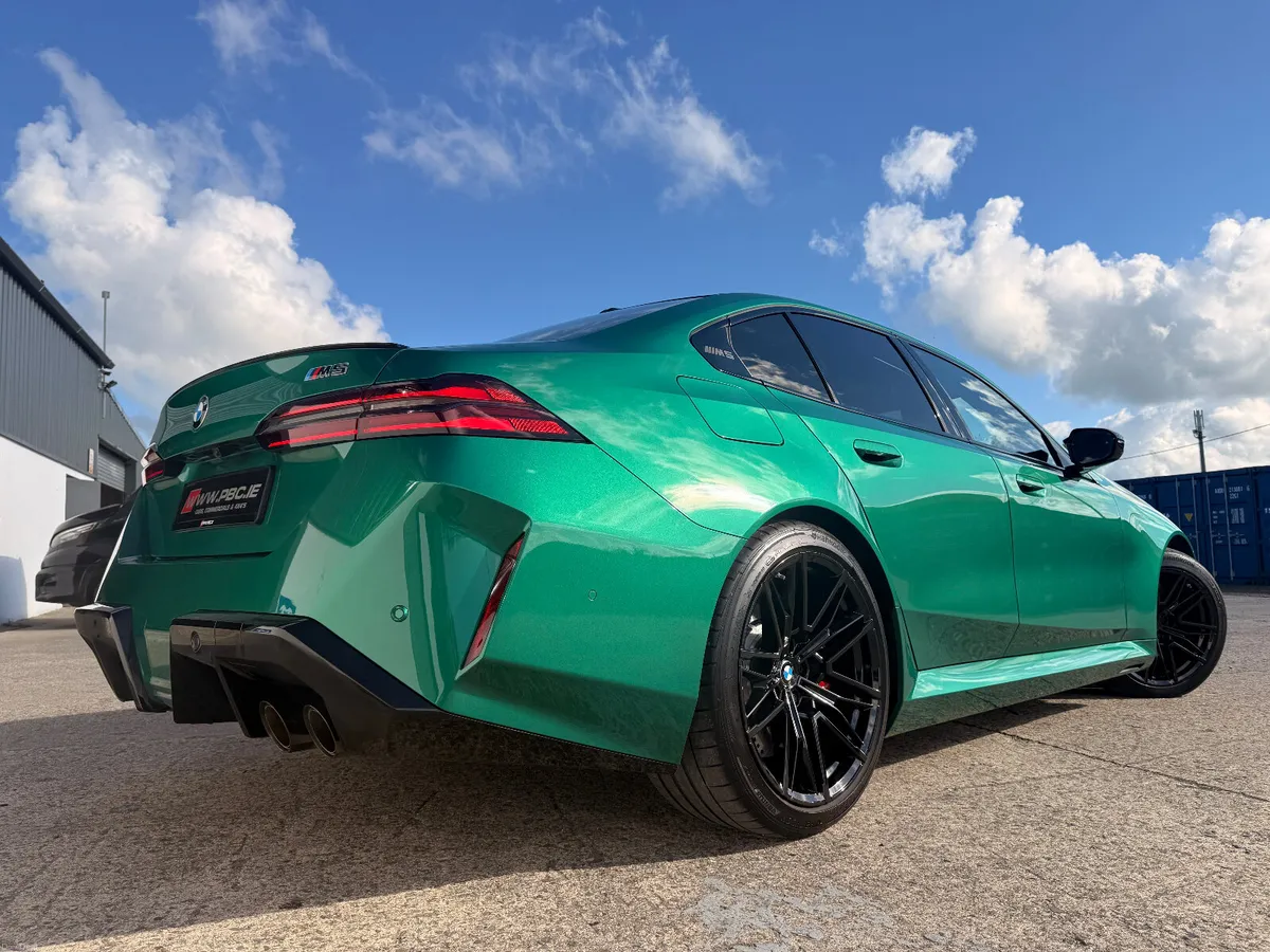 BMW M5 4.4 V8 Twin Turbo 2025 - Image 2