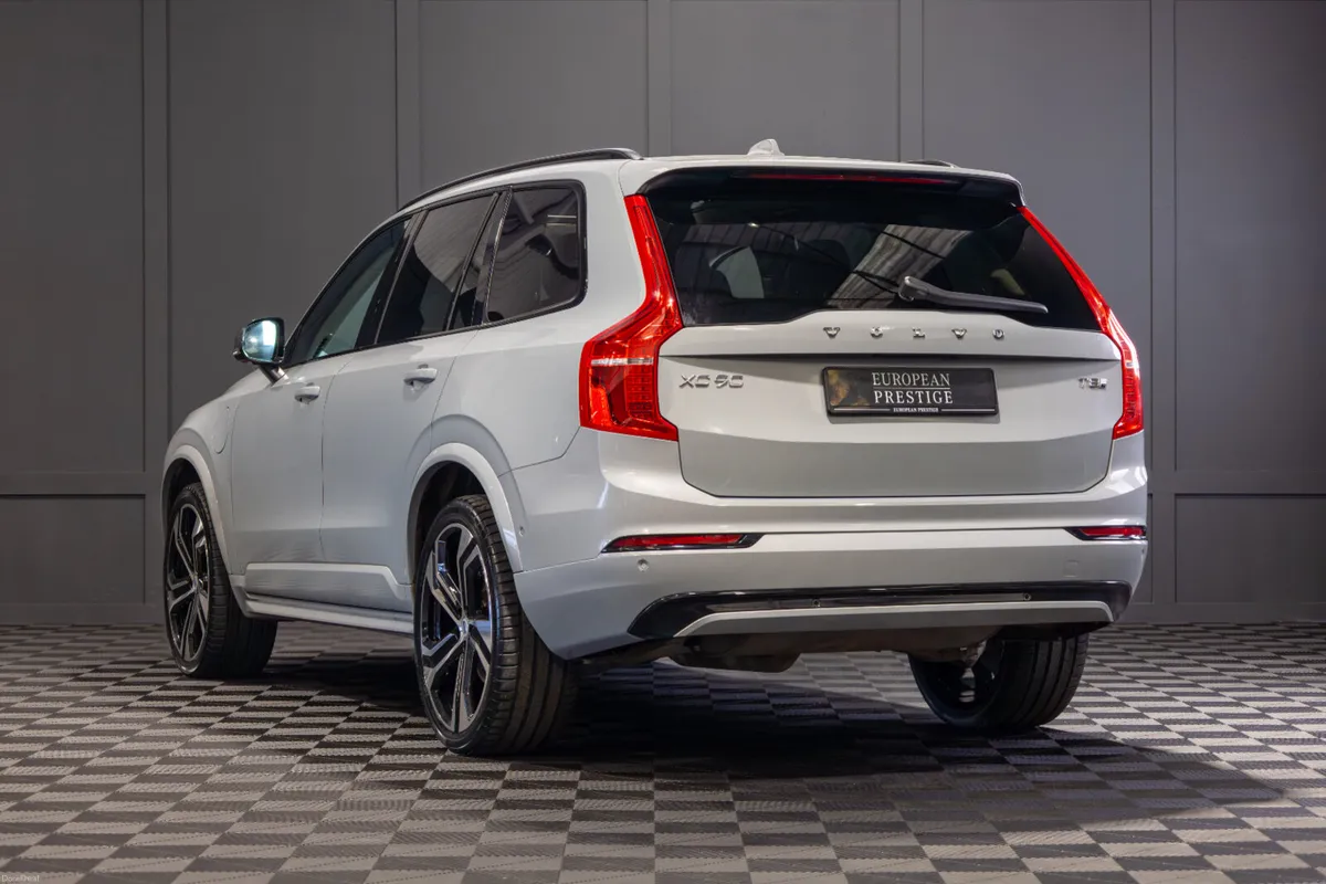 242 Volvo XC90 Plus T8 Recharge Dark Theme 7 Seat - Image 4