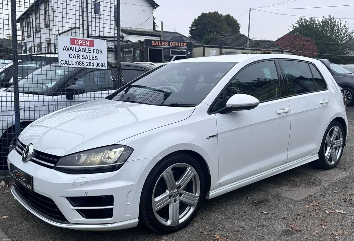 VW Golf R 4X4 300PS 5DR - Image 2