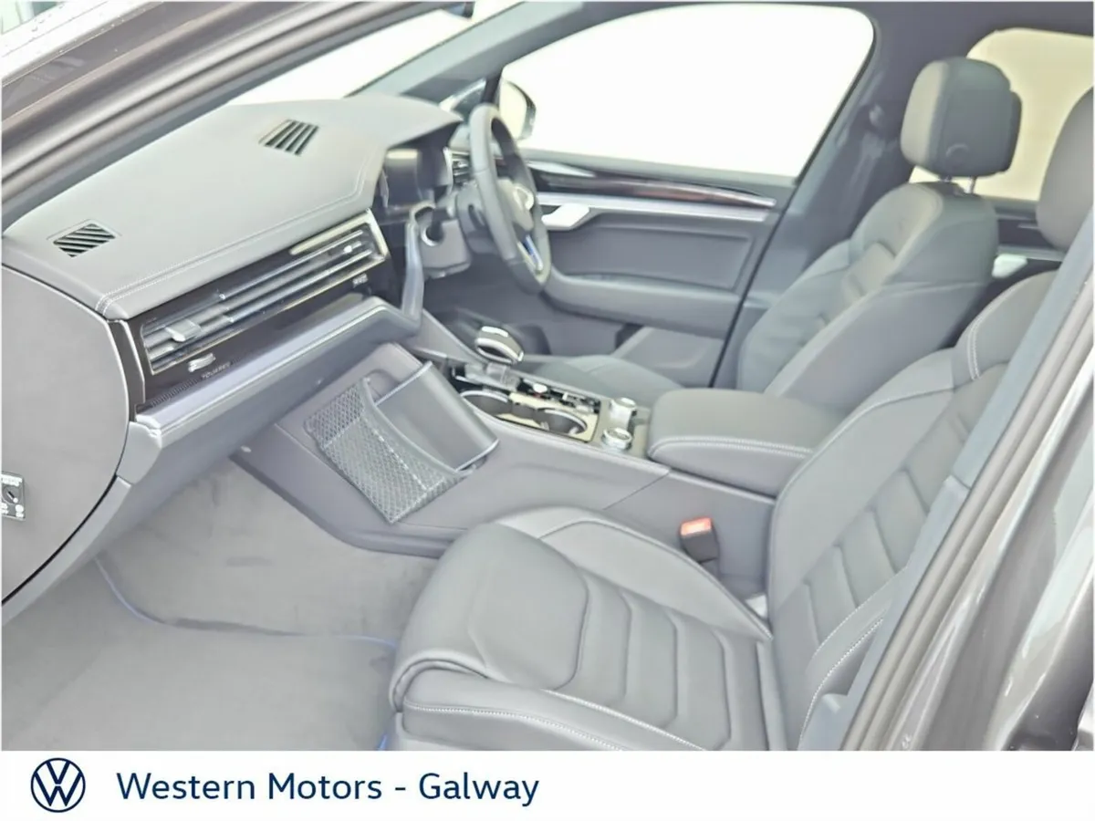 Volkswagen Touareg  R  eHybrid, Fully loaded, fact - Image 4